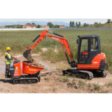 Transporteur sur chenilles Kubota parfait pour travailler avec une mini-pelle.