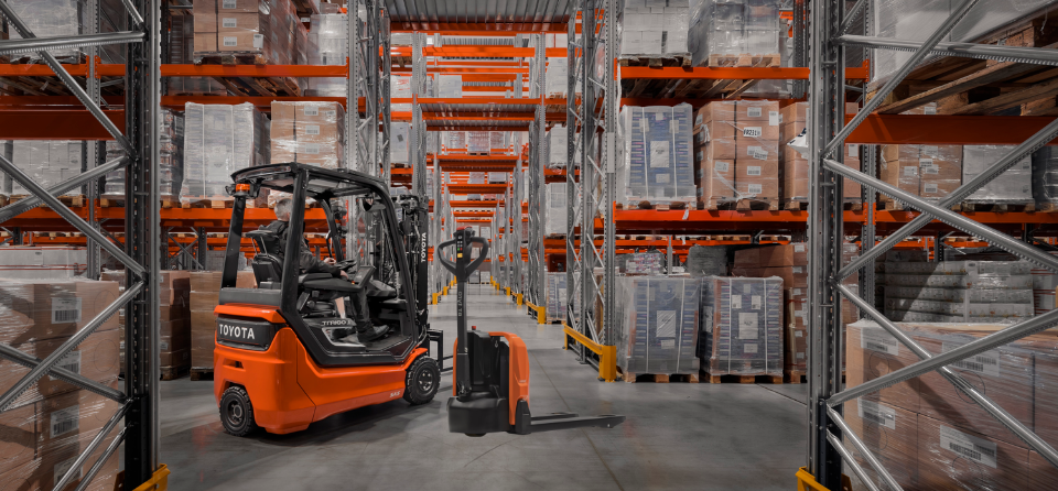 image chariot et transpalette Toyota dans un entrepôt